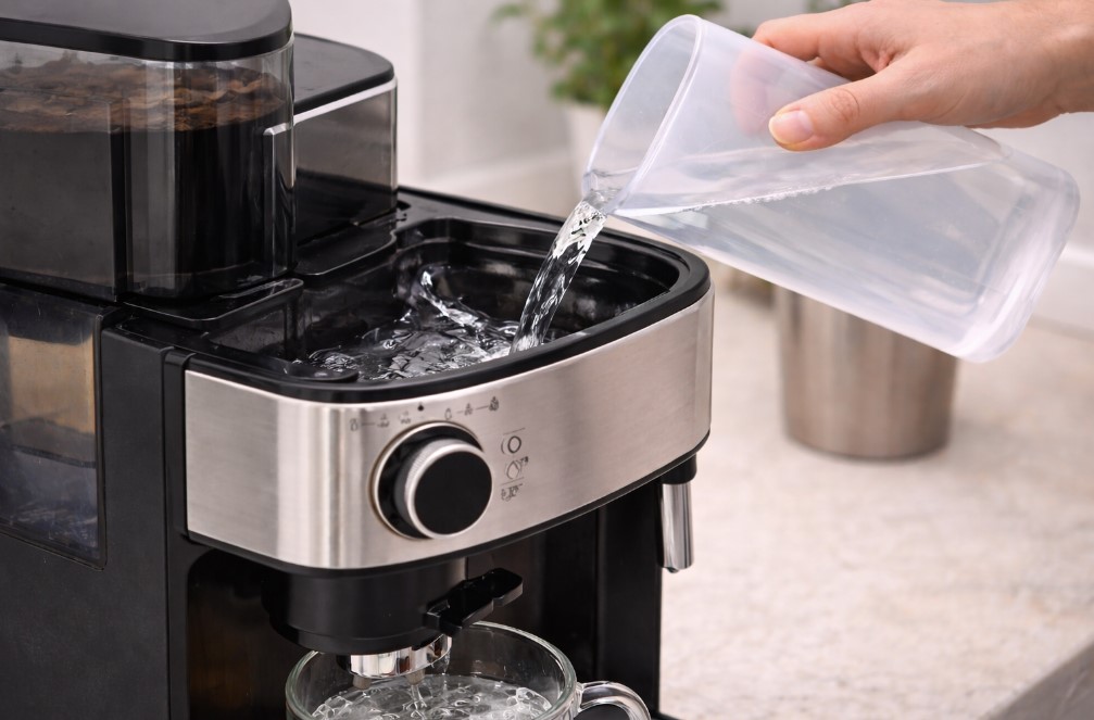 Заливка чистой воды в кофемашину после очистки от накипи