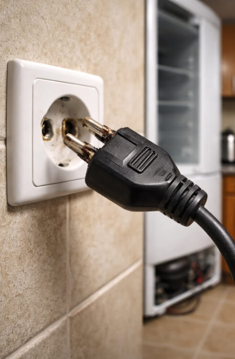 Повреждённая вилка холодильника после отключения электричества